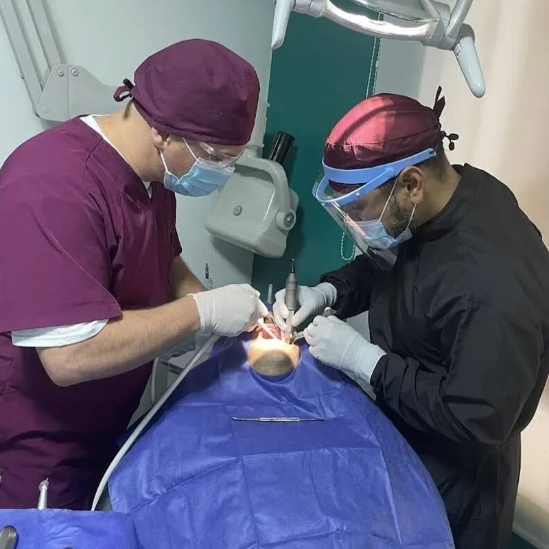 Atención de cirugía dental en la clínica